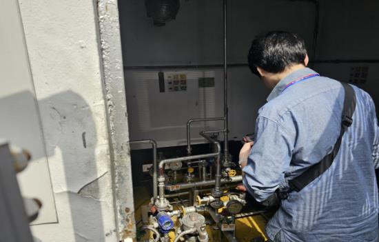 올해 상반기 해빙기 가스 공급 시설 합동 점검하는 모습