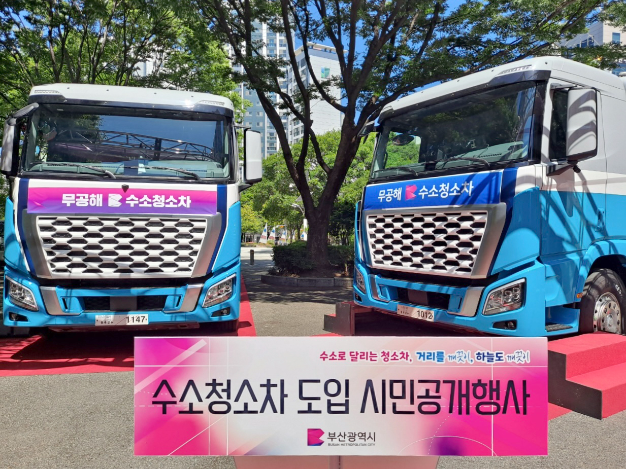 ‘부산시 수소청소차 도입 시민공개행사’에 전시된 수소청소차의 모습.(사진=현대자동차)