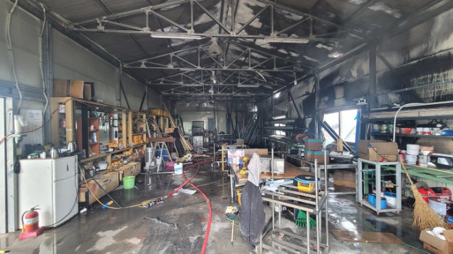 불이 난 조립식 건물 내부.(사진=제주도 소방안전본부)