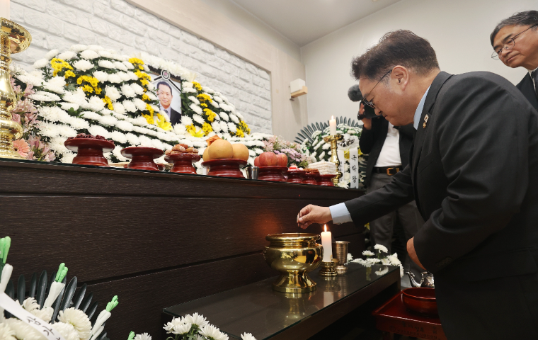 조문하고 있는 우원식 국회의장 (사진=공보수석실)