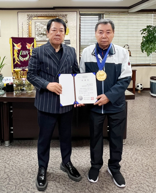 아이넷방송그룹 박준희 회장이 박효은 회장(사진우측)에게 한민족감사패를 시상하고 기념촬영.(사진제공=아이넷방송)