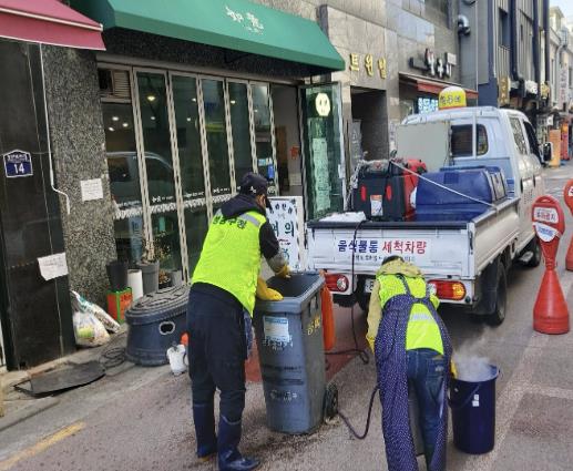 음식물쓰레기 수거용기 세척 서비스를 시행하는 모습