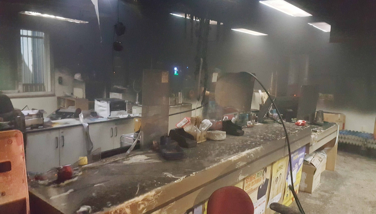 불이 난 제주 추자도 우체국(사진=연합뉴스)