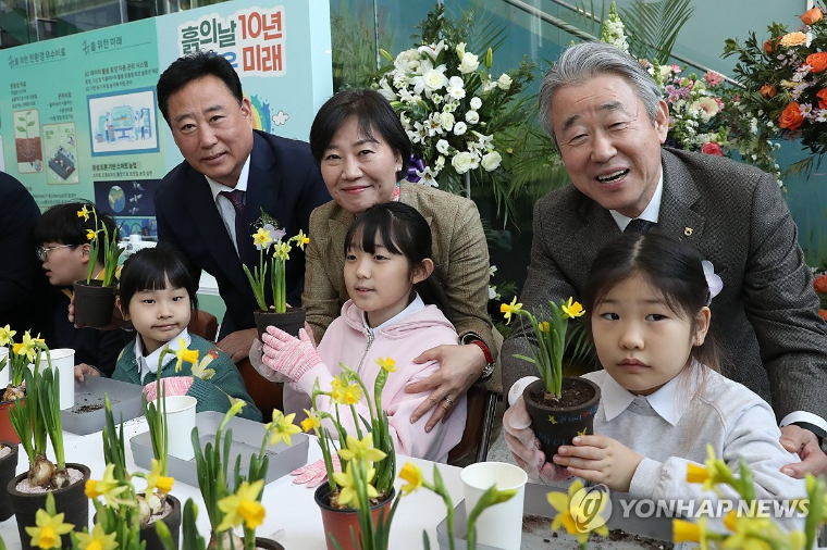 어기구 (뒷줄 왼쪽) 국회의원 (사진=연합뉴스)