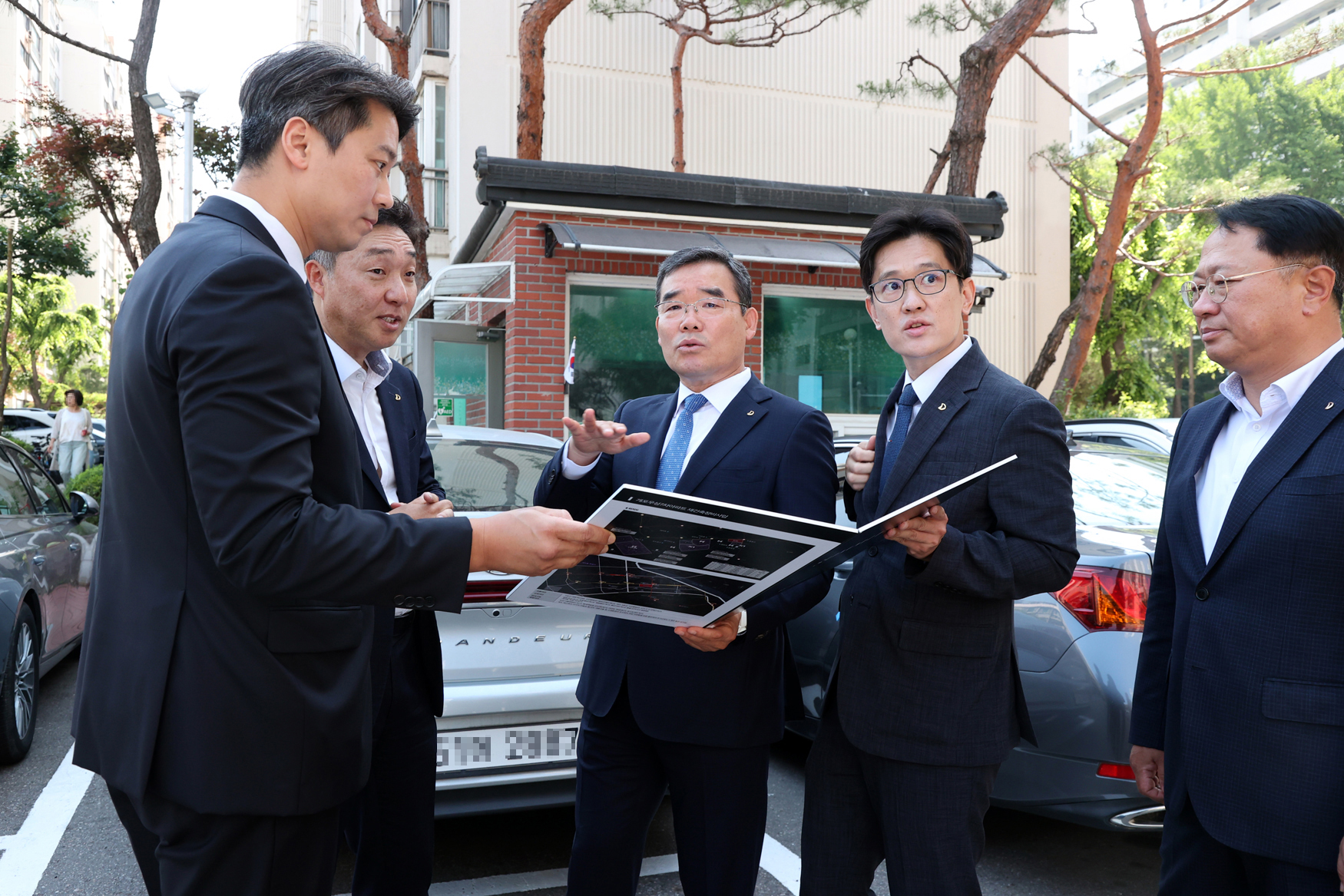 김보현 대우건설 사장(왼쪽에서 3번째)이 개포우성7차 단지를 방문해 현장을 둘러보고 있다.(사진=대우건설)