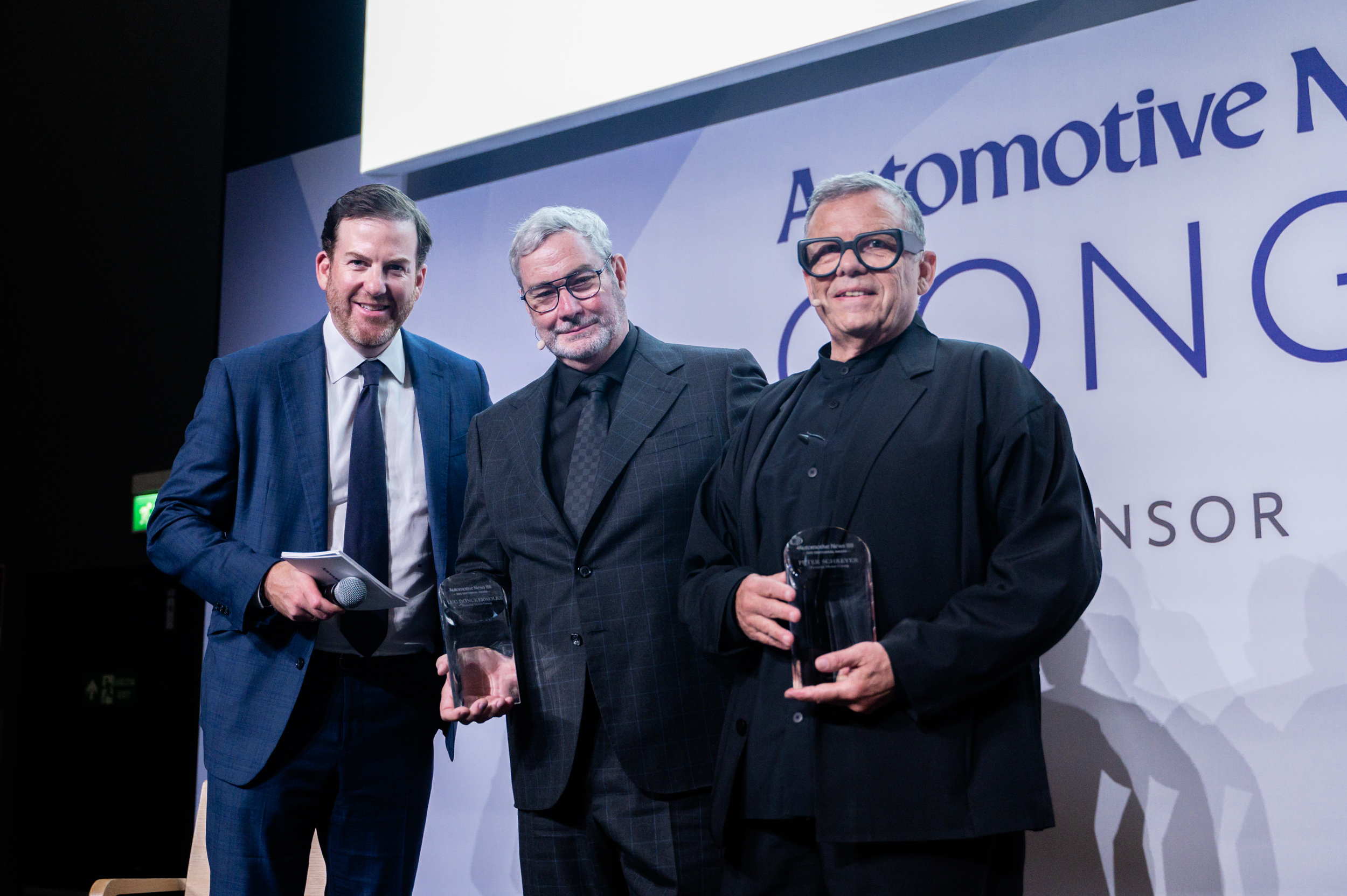 ‘오토모티브 뉴스 100주년 기념 어워즈’에서 (왼쪽부터)KC 크레인과 루크 동커볼케 사장, 피터 슈라이어 전 사장이 수상 후 기념 촬영을 하는 모습.(사진=현대차그룹)