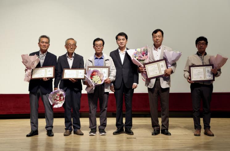보은군, 2025년 보은대추 산업발전 워크숍 개최- 유공자 표창 받은 분들과 단체사진