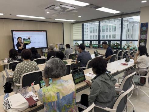 디지털 교육에 참여 중인 어르신들