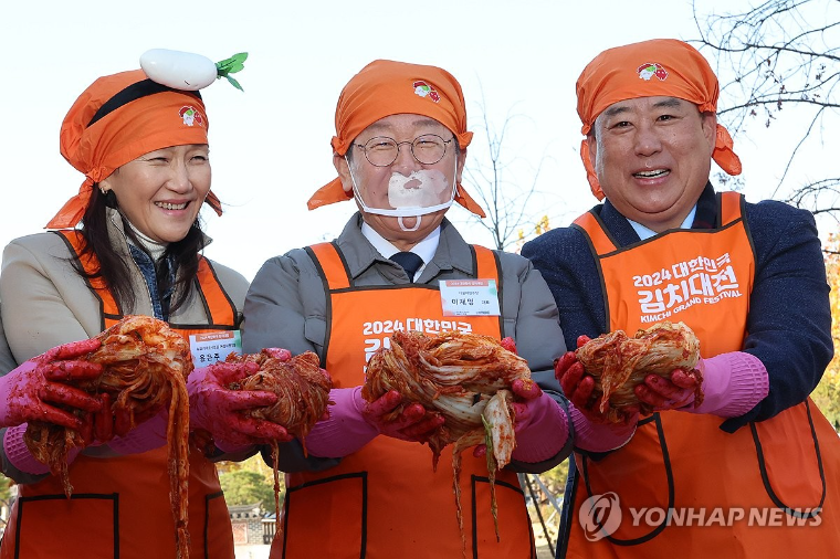 어기구 (오른쪽) 국회의원 (사진=연합뉴스)