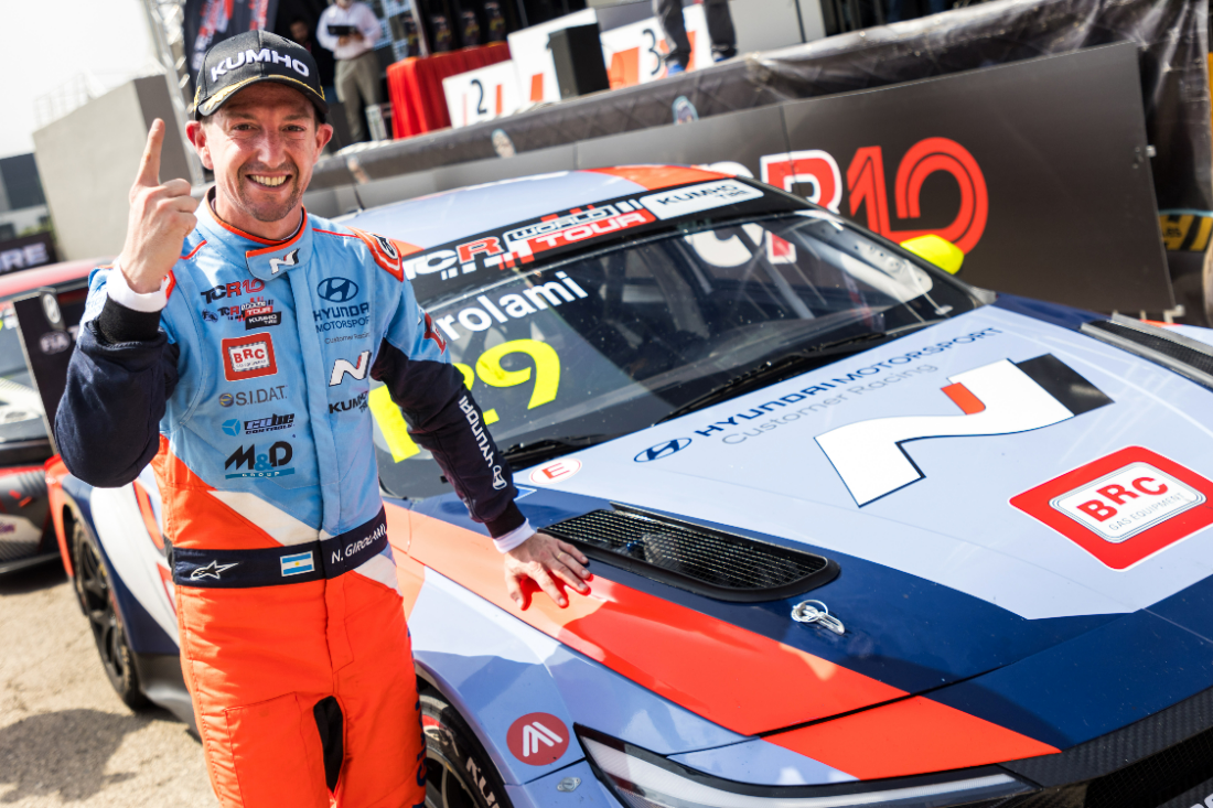 네스토르 지로라미 선수가 6월 13~15일 열린 '2025 TCR 월드 투어' 스페인 대회에서 우승을 차지하고 기념 촬영을 하고 있는 모습.(사진=현대자동차)