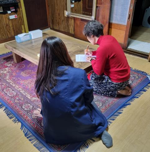 고독사 예방을 위한 1인가구 실태조사를 추진하고 있는 군 관계자들