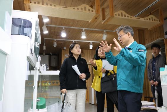 장인홍 구로구청장(오른쪽)이 오는 6월 25일 문을 여는 반려동물 복지공간 ‘구로댕냥이네’ 개소를 앞두고 현장 점검을 진행하고 있다.