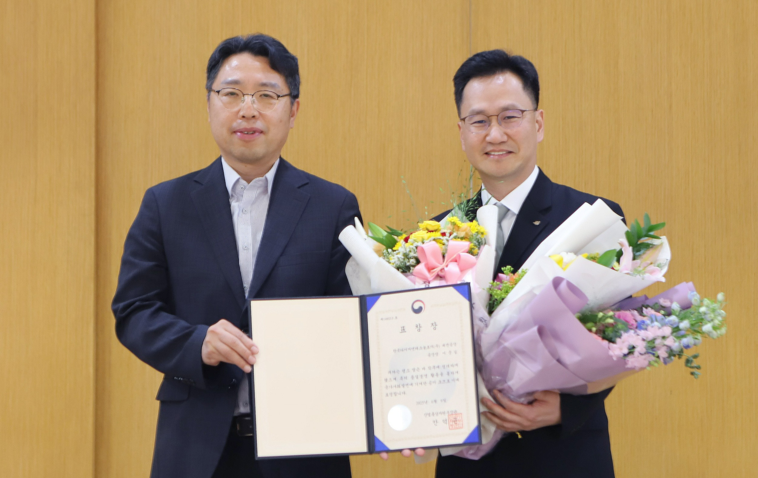 (오른쪽부터) 이준길 한국타이어앤테크놀로지 대전공장장 상무, 권경민 대전광역시 경제과학국장.(사진=한국타이어)