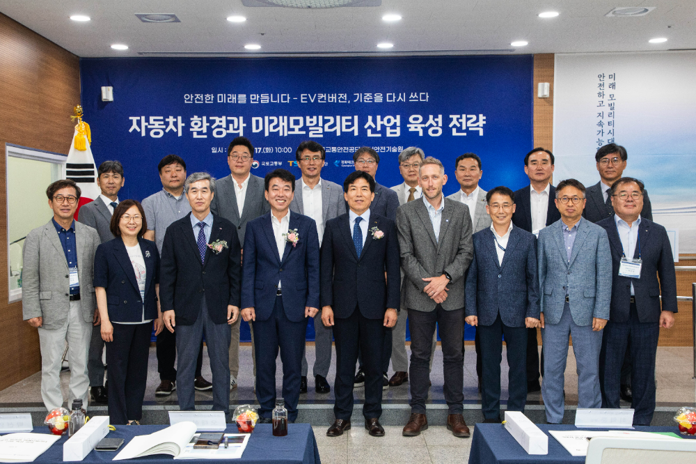 (앞줄 좌측 2번째부터 우측으로) TS 박선영 자동차안전연구원장, 김천시 최순고 부시장, 경상북도 최혁준 메타AI과학국장, TS 오태석 자동차검사본부장.(사진=TS)
