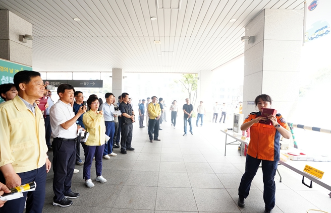서울 성북구가 17일 ‘전기차 화재 대응 교육’을 진행했다. 성북구청 1층 잔디마당에서 진행한 전기차 화재 대응 실습에 앞서 성북소방서 홍보교육팀의 강의를 듣고 있는 이승로 성북구청장(왼쪽 맨 앞)과 공동주택 입주자대표회의 및 관리주체