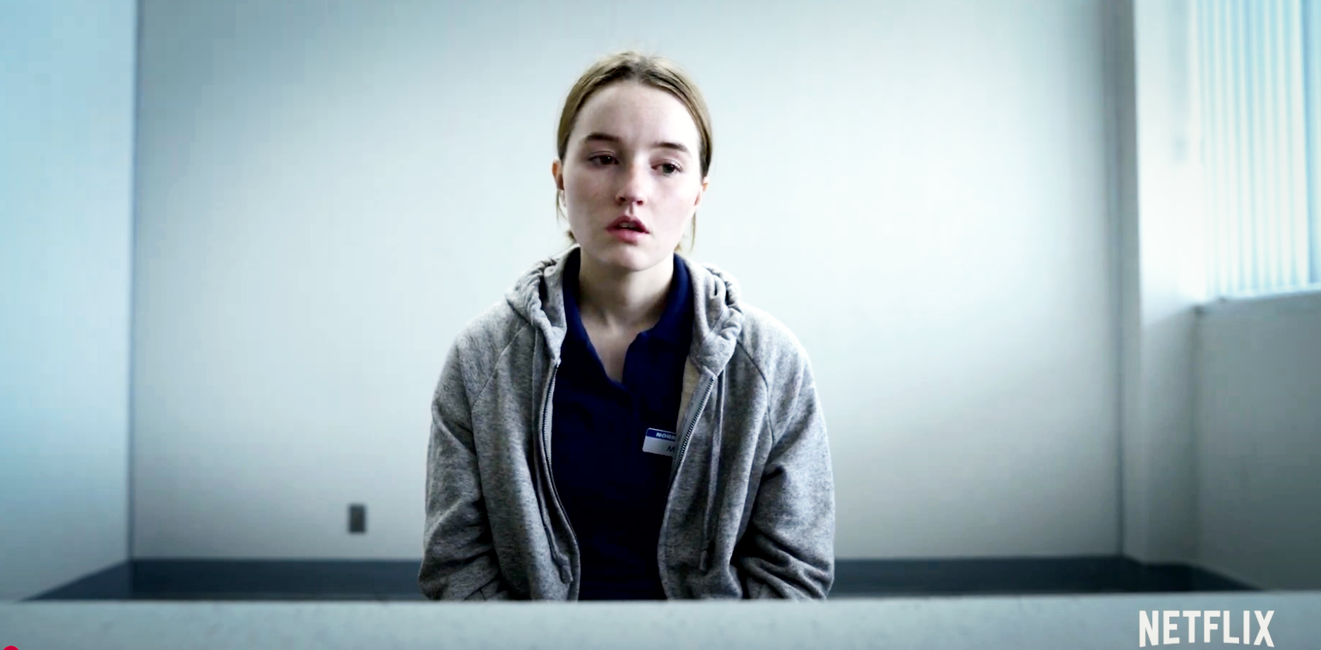 경찰의 피해자에 대한 편견이 수사에 미치는 영향을 잘 그려낸 넷플릭스 드라마 〈믿을 수 없는 이야기〉 (2019년 작품)는 10대 소녀 마리가 성폭행을 당했다고 신고하지만 아무도 그녀의 말을 믿어주지 않아 고소를 취하하게 되는 이야기를 담고 있다. 몇 년 후, 두 명의 여성 형사가 비슷한 사건들을 조사하던 중 마리의 사건이 이들과 연결되어 있음을 밝혀내며 진실을 추적하는 과정을 그린다. / 사진출처=넷플릭스 시리즈 '믿을 수 없는 이야기' 중