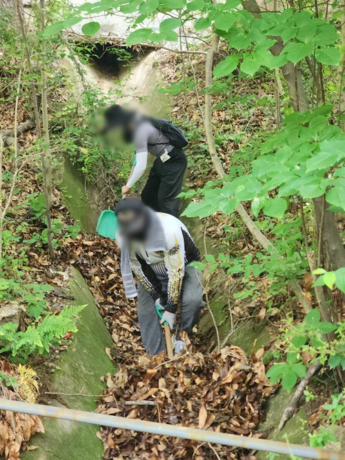 장마대비 배수로 정화활동. (제공=부산동부준법지원센터)