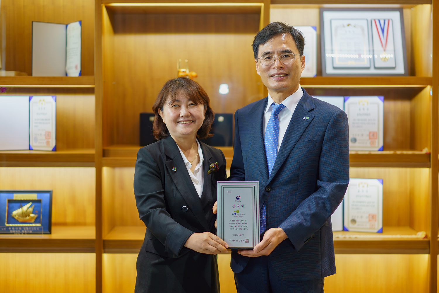19일(목) LH 진주 본사에서 김재경 LH 경영관리본부장(오른쪽)과 김지현 경남서부보훈지청장(왼쪽)이 국가보훈부장관 감사패 수여 후 기념사진을 촬영하고 있다.(사진=LH)