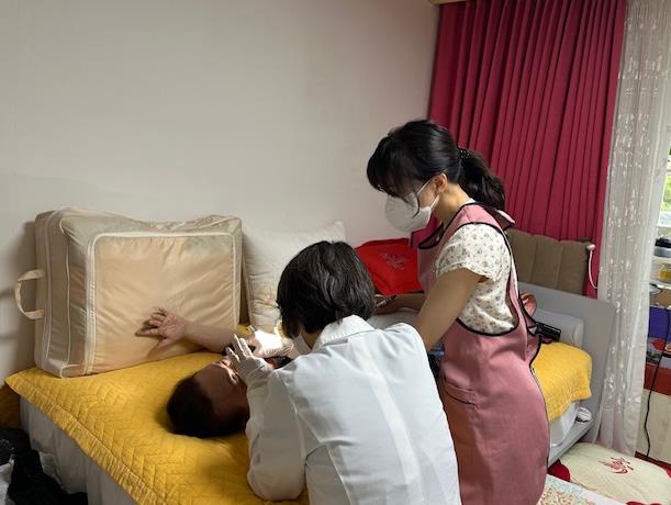 방문을 통해 어르신들이 구강 관리 받는 모습