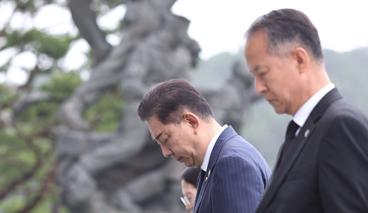 묵념하는 민주당 김병기 원내대표(사진=연합뉴스)