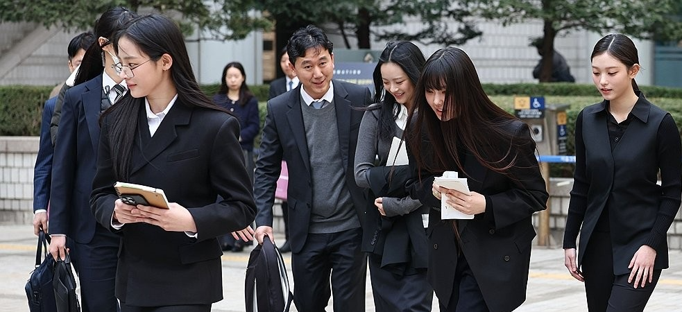 법원 청사 나서는 뉴진스(NJZ)(사진=연합뉴스)