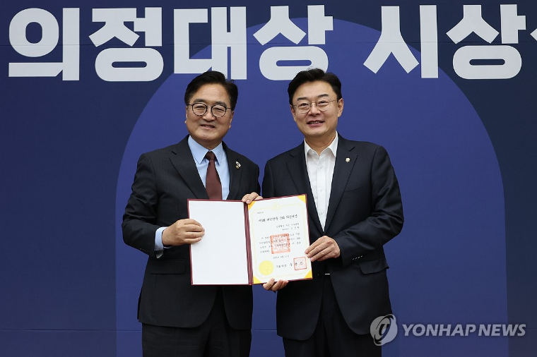 김성원 (오른쪽) 국회의원 (사진=연합뉴스)