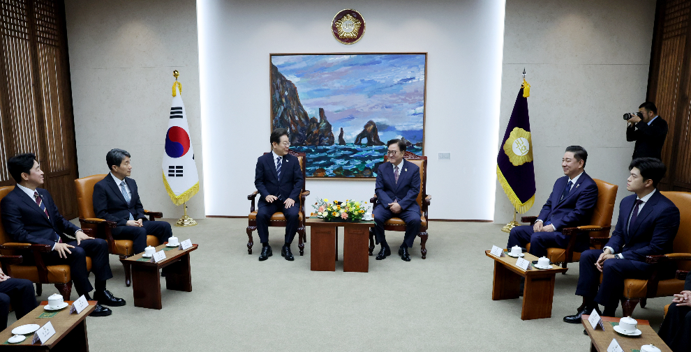 이재명 대통령, 여야 지도부, 국회의장과 추경 연설 전 환담 가져(사진=연합뉴스)
