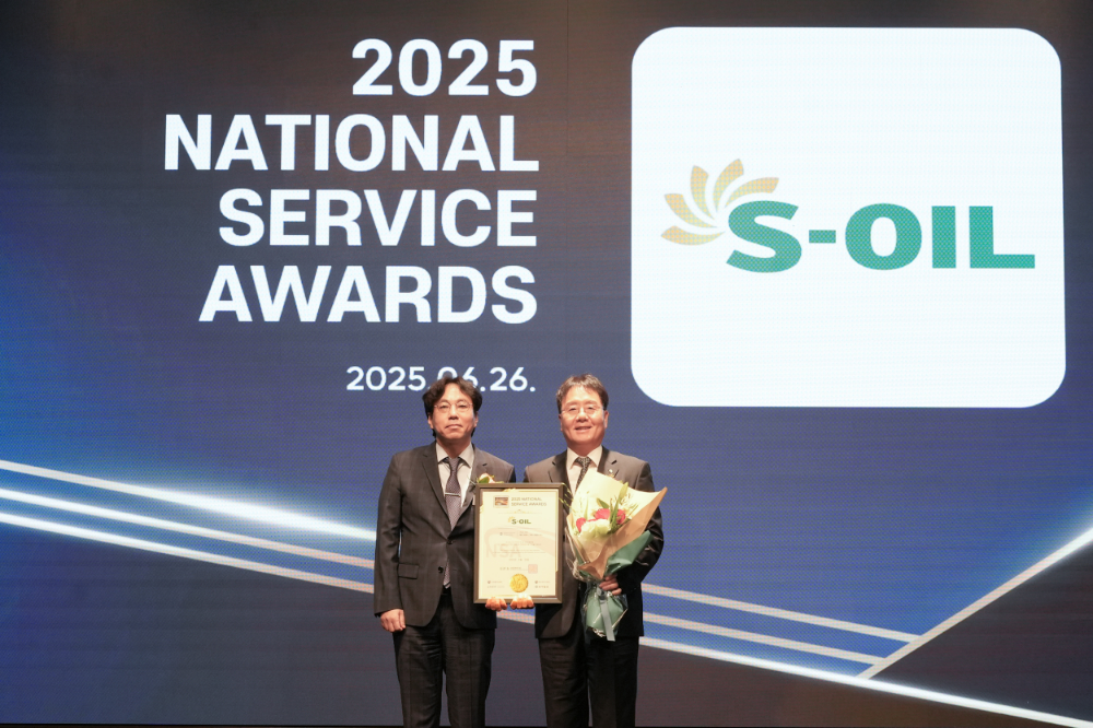 S-OIL 이영호 영업전략부문장(오른쪽)이 26일 열린 2025 국가서비스대상 시상식에서 심사위원장인 허종호 서울여대 경영대학교수와 기념 촬영을 하고 있다.(사진=에쓰오일)