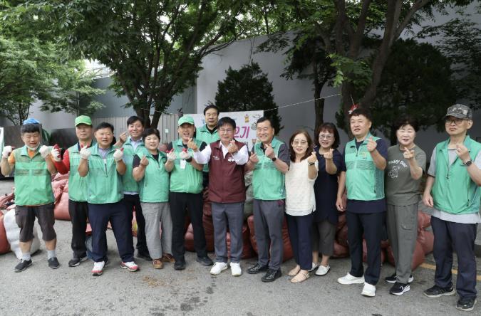 박강수 마포구청장이 마포구새마을회와 ‘숨은 자원 모으기’ 행사에 참여했다.