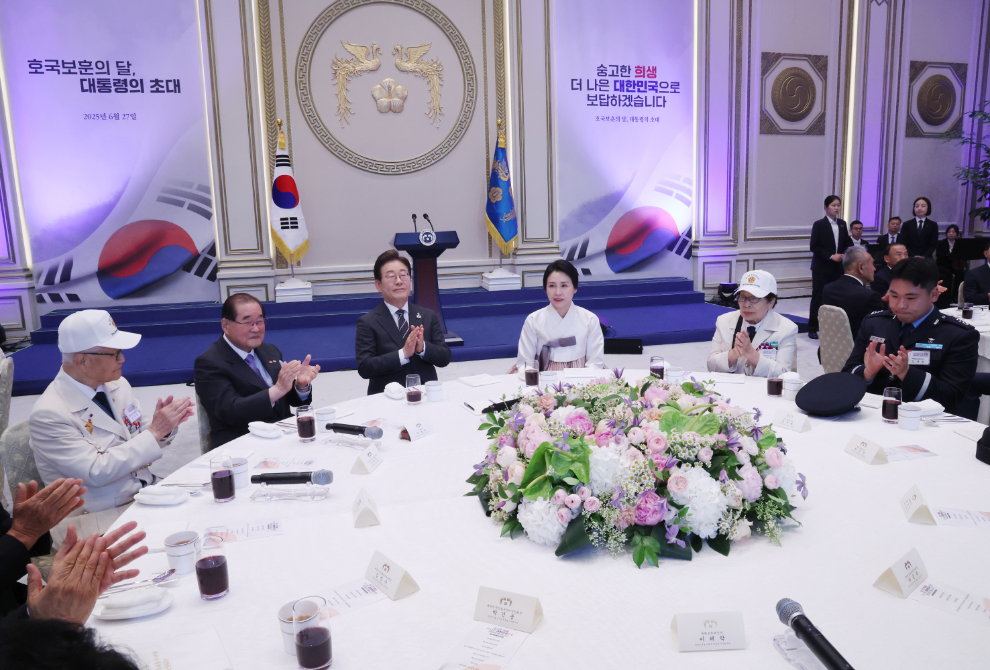 李대통령, 연평해전 유족·천안함장 등 유공자 청와대 초청 오찬… "희생에 최고예우"