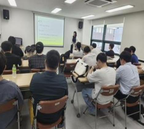 도봉구 사회복무요원들이 마음건강 프로그램을 듣고 있다.