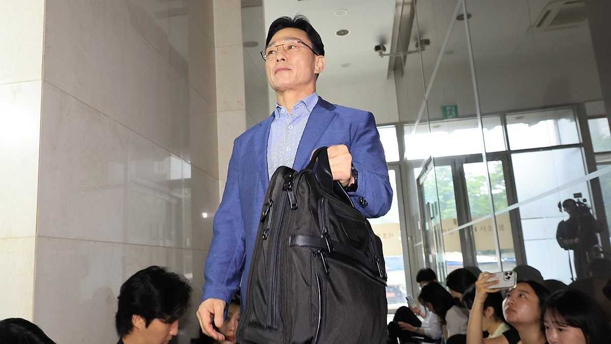 자료 들고 특검 사무실 방문한 임성근 전 사단장(사진=연합뉴스)