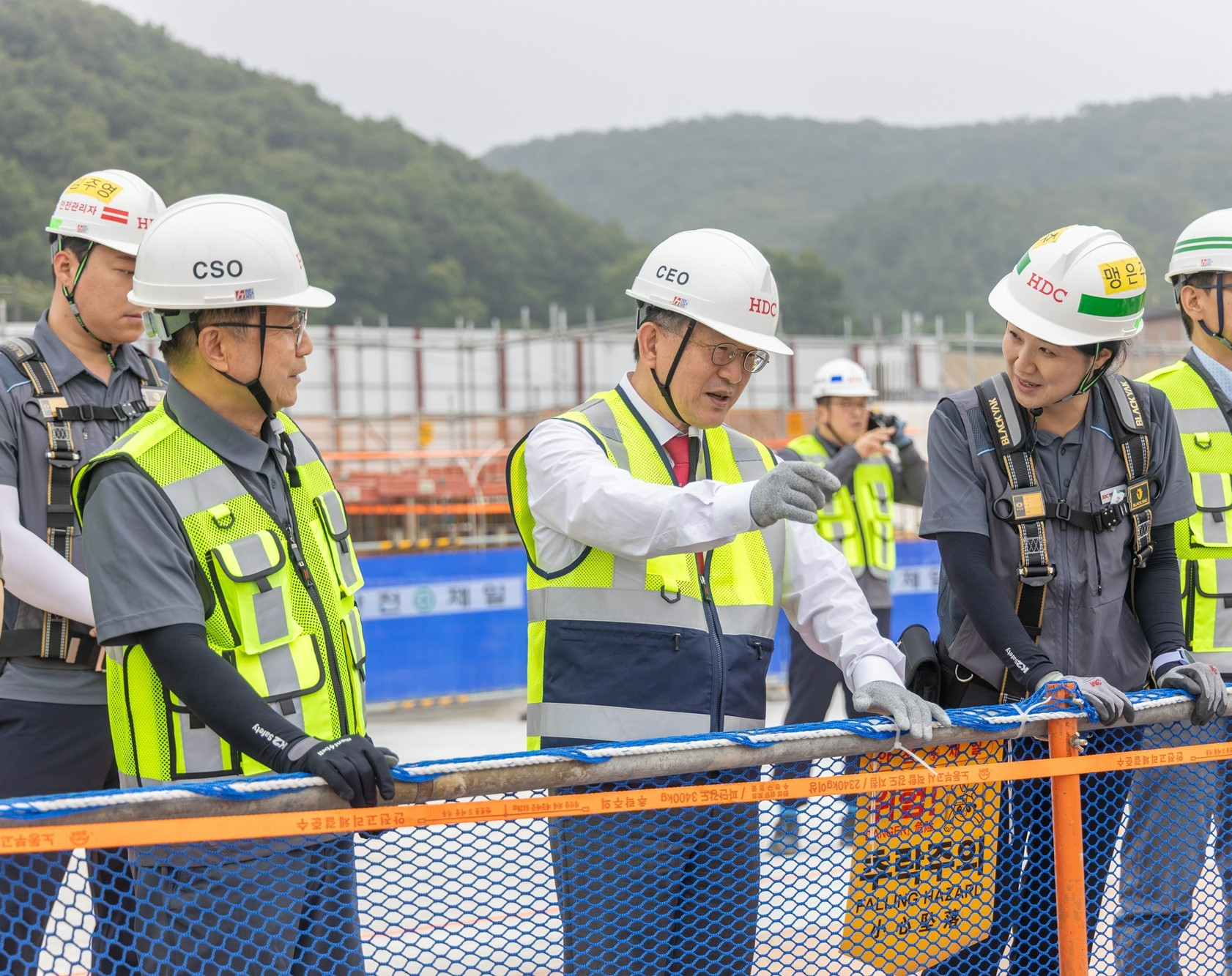 (왼쪽부터) 조태제 HDC현대산업개발 CSO, 정경구 HDC현대산업개발 대표이사.(사진=HDC현대사업개발)