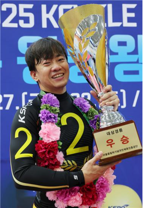 KCYCLE 경륜 왕중왕전에서 우승한 정종진이 환한 미소로 승리를 자축하고 있다.(사진=국민체육진흥공단)