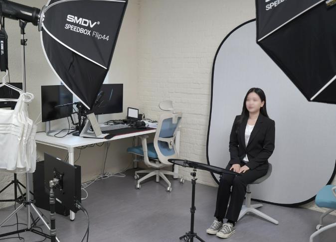 지난해 실시된 청년도전지원사업 참가자가 면접용 프로필 촬영 지원을 받고 있다