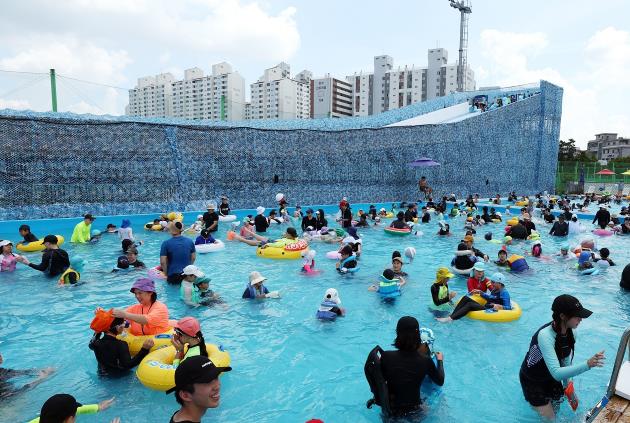 2024 노원워터파크에서 물놀이를 즐기는 사람들