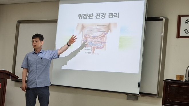 김학성 의무과장이 보호소년들을 대상으로 건강 특강을 하고 있다.(사진제공=전주소년원)
