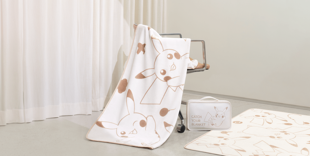 티웨이항공 포켓몬 굿즈 캐치 유어 블랭킷(포켓몬 담요&파우치).(사진=티웨이항공)