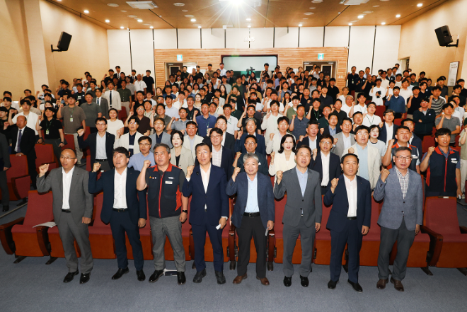 LX 어명소 사장(왼쪽 네 번째), 이태용 상임감사(왼쪽 다섯 번째) 등을 비롯한 임직원들이 LX 제48주년 창사기념식(7. 1. 전주 본사)을 함께 축하했다. (사진=LX한국국토정보공사)