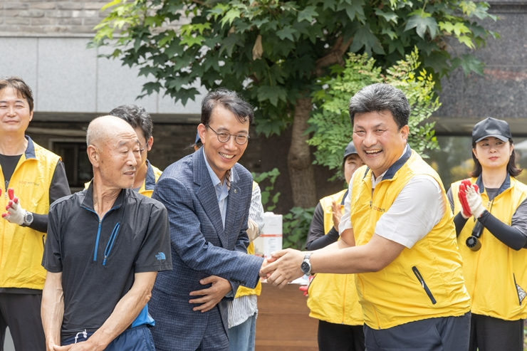 (왼쪽) 최홍연 송파구 부구청장, (오른쪽) 강경민 HDC현대산업개발 도시정비부문 부문장.(사진=HDC현대산업개발)