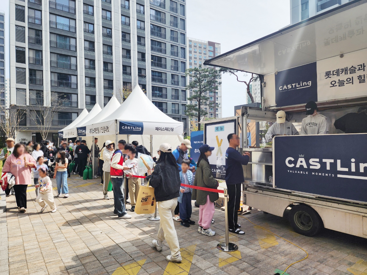 롯데캐슬 단지 입주민들이 캐슬링 푸드 트럭 행사에 참여하고 있다.(사진=롯데건설)