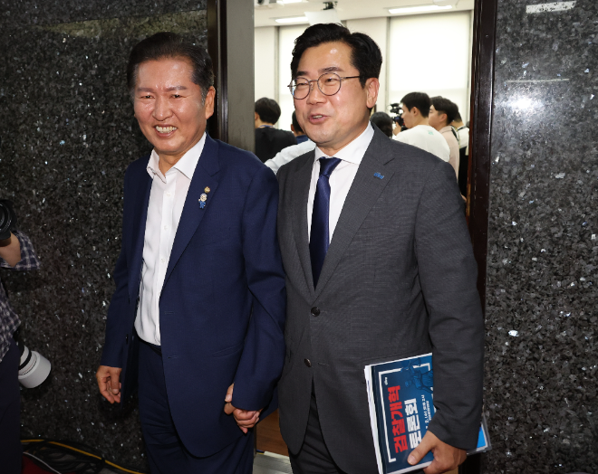 손잡고 다니는 정청래·박찬대 당대표 후보. 사진=연합뉴스