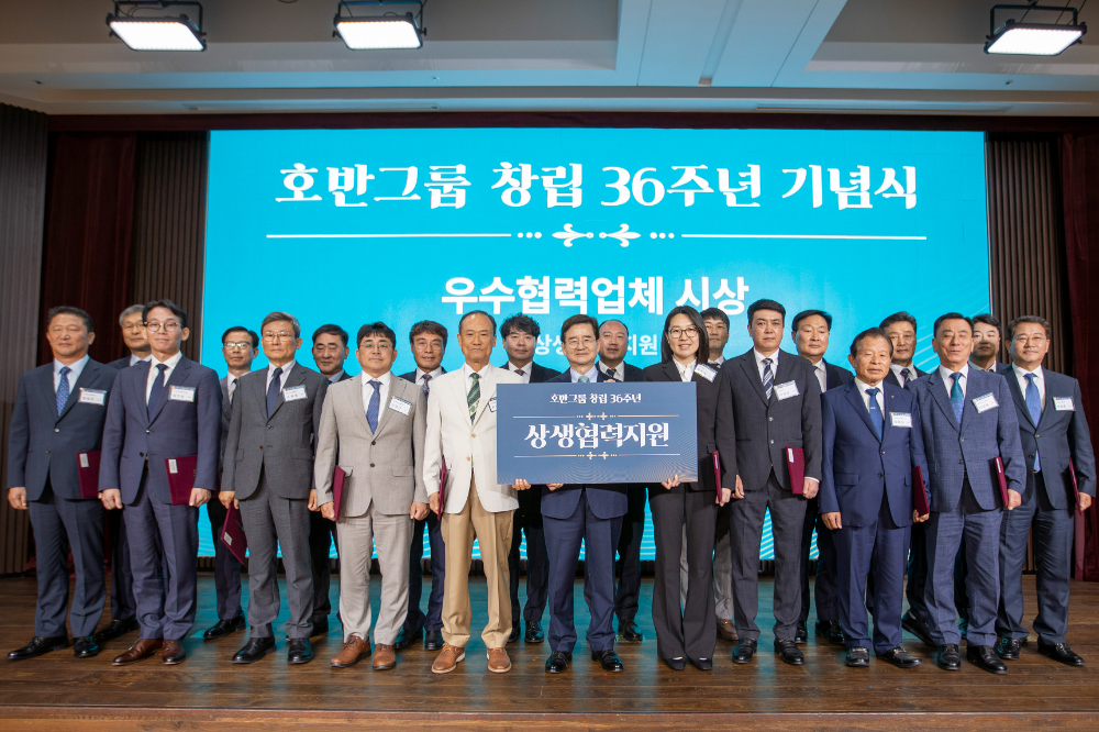 호반그룹은 지난 6월 30일 창립 36주년 기념식에서 40여 개 우수 협력사에 상생협력 지원금을 전달했다. (사진 앞줄 왼쪽에서 여섯번째 김선규 호반그룹 회장).(사진=호반그룹)