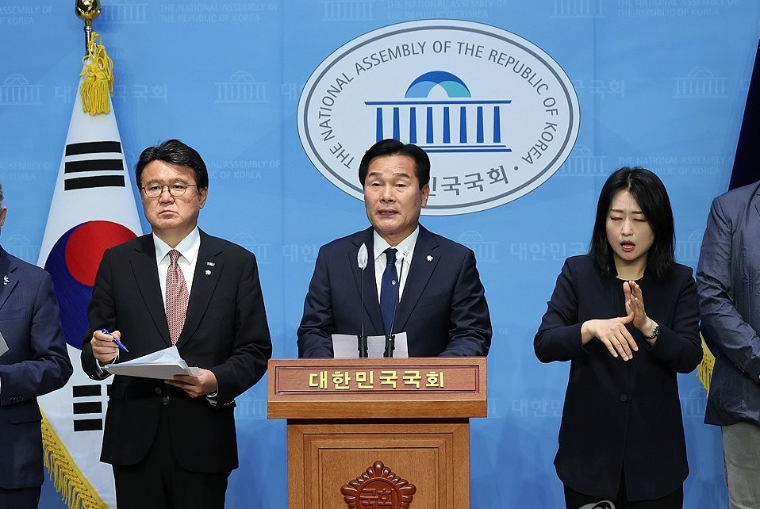 주철현 (가운데) 국회의원 (사진=연합뉴스)