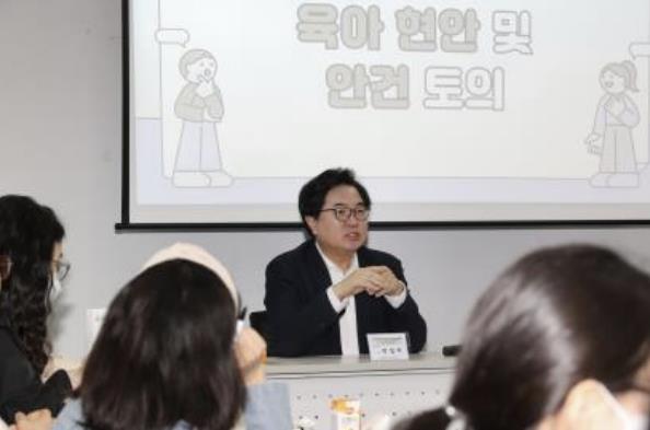 박일하 동작구청장이 지난 3월 서울 동작구 구립김영삼도서관에서 열린 보육반상회에 참석해 영유아 부모님들의 건의 사항을 듣고 있다.