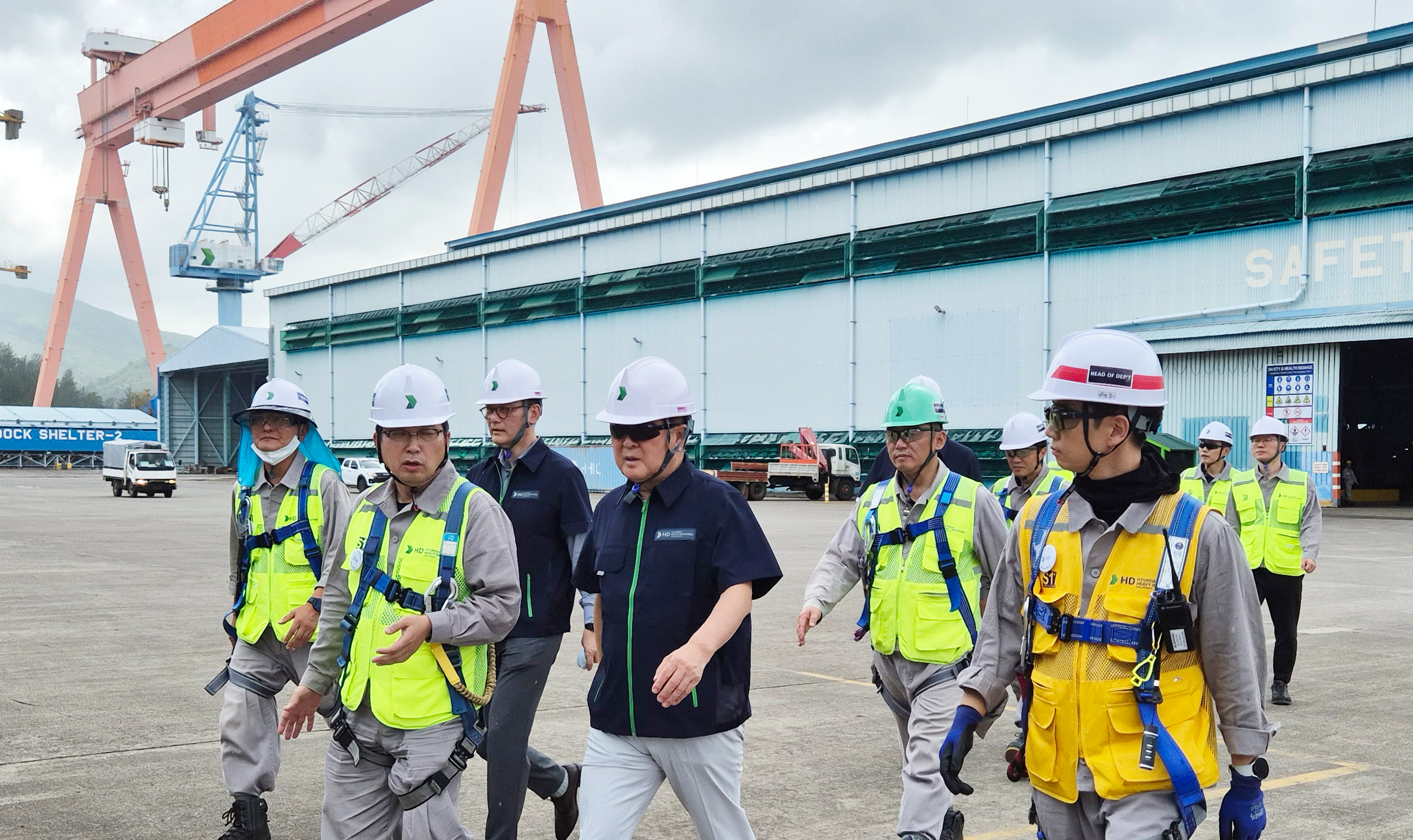 HD현대 권오갑 회장이 7일(월) 필리핀 수빅 조선소 현장을 둘러보고 직원들을 격려했다.(사진=HD현대)