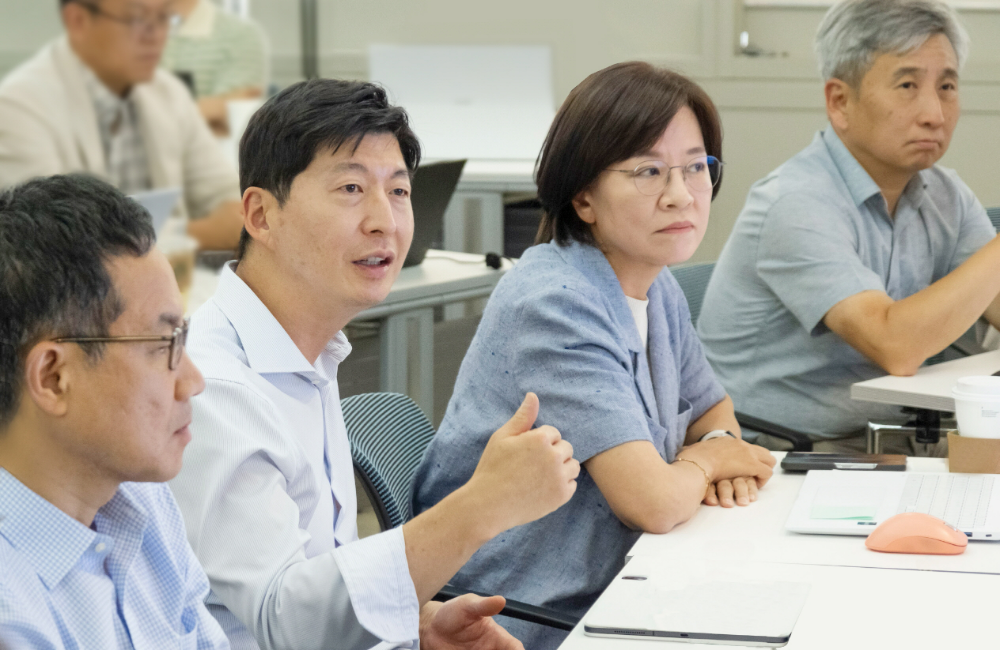 GS칼텍스가 7월 4일 GS타워 본사에서 대표이사 허세홍 사장(사진 중앙)을 포함한 회사 임원들을 대상으로 생성형AI(GenAI) 교육을 진행했다.(사진=GS칼텍스)