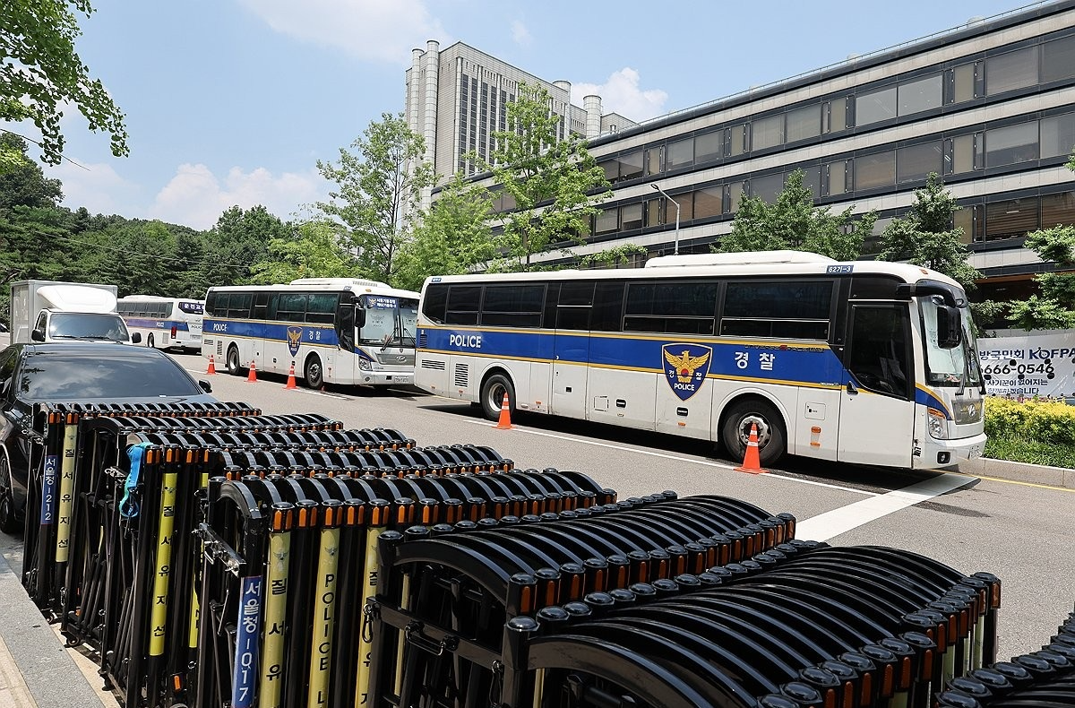서울중앙지법 앞 경찰버스 배치(사진=연합뉴스)
