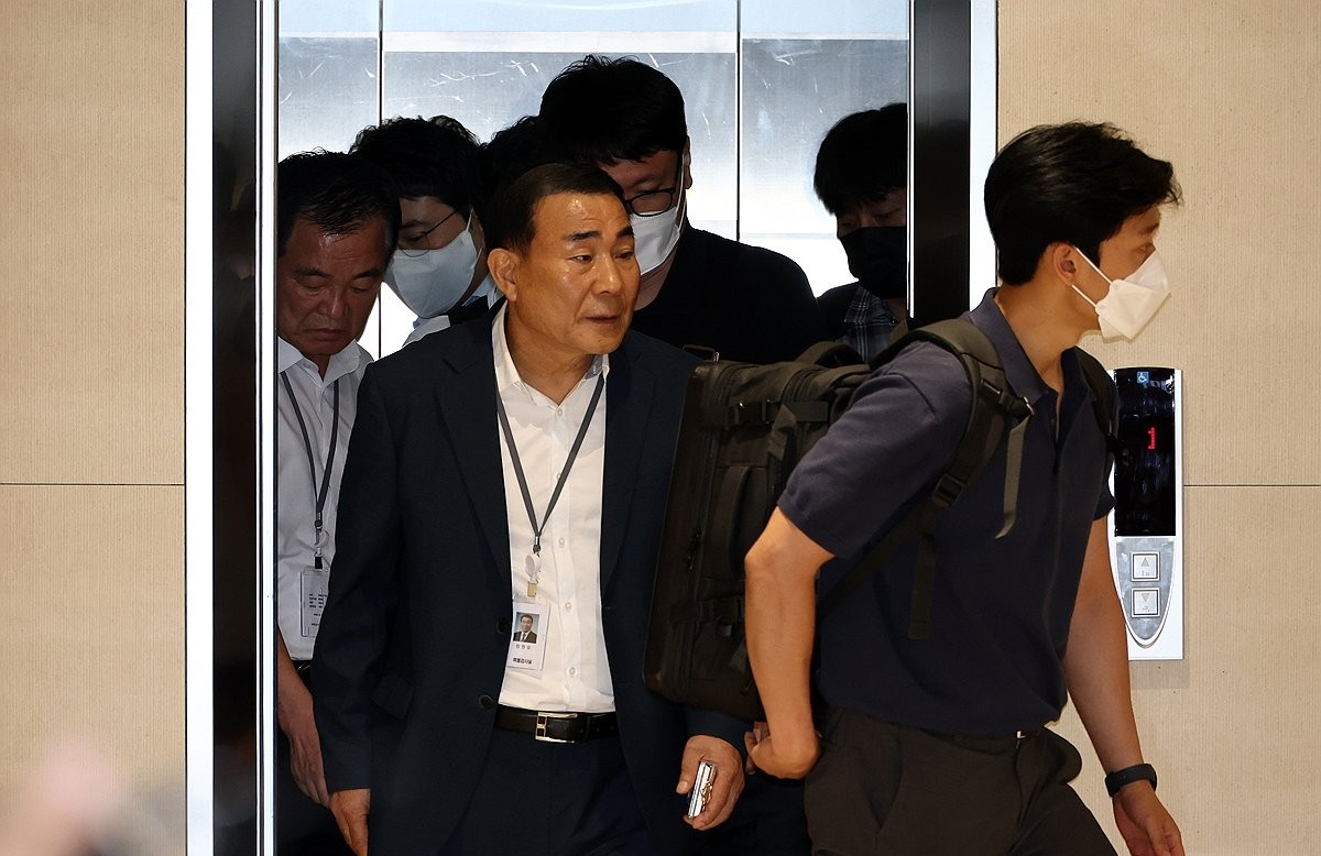 삼부토건 압수수색 중 이동하는 특검팀(사진=연합뉴스)