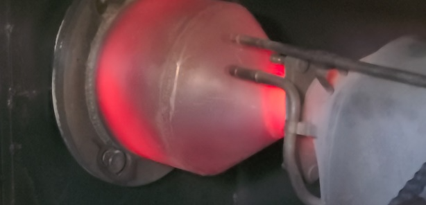 노후 디젤차 배기관 DPF 클리닝 모습. 클리닝 중 DPF 내부 온도는 600℃ 이상으로 상승해 붉게 달아오른다. 폭염과 매연 축적으로 온도가 높아진 노후 디젤차는 화재 위험이 크며, 1년에 한번 정도 주기적인 DPF 클리닝과 점검이 필요하다.(제공=자동차시민연합)